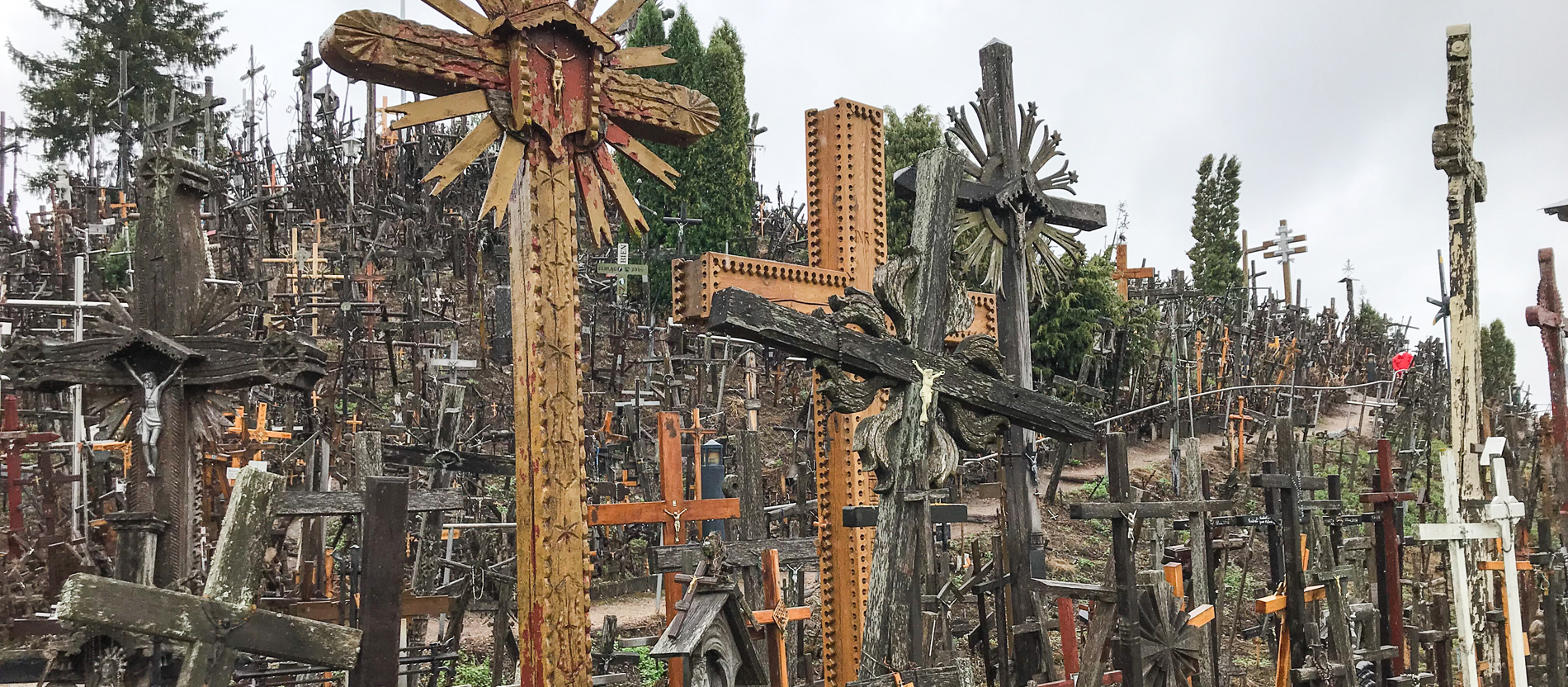 Holzkreuze, Rosenkränze und Kruzifixe unterschiedlicher Größe auf dem Berg der Kreuze in Siauliai (Litauen) am 8. August 2019.