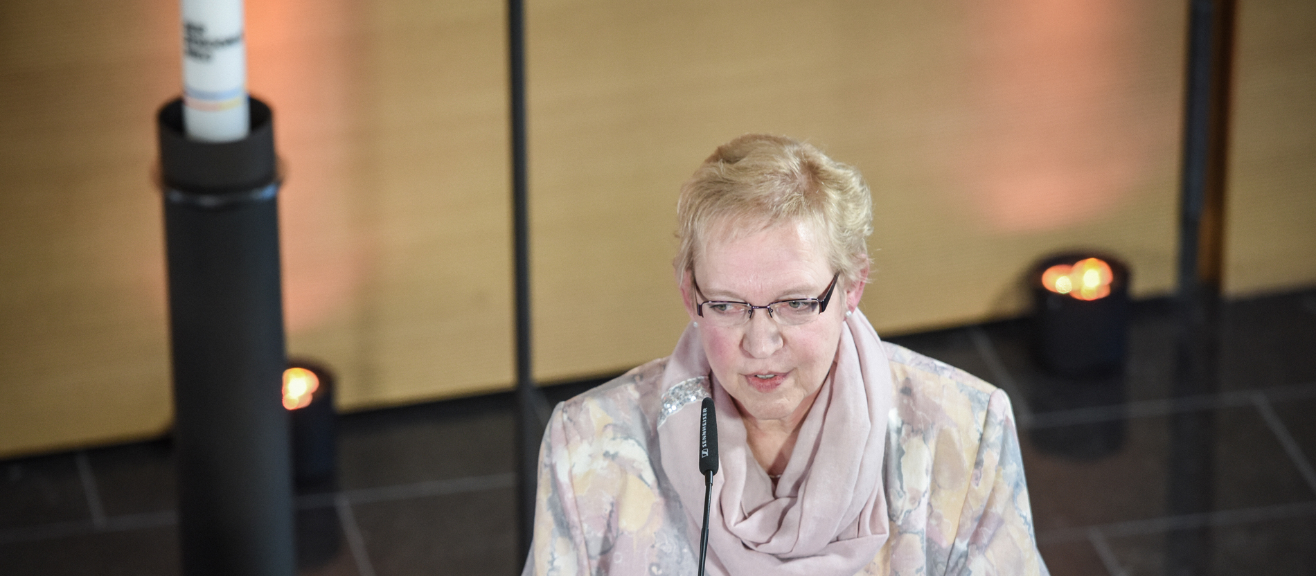 Maria Boxberg spricht in eine Mikrofon