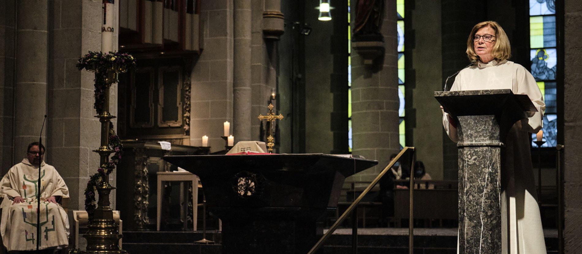 Ein Frau hält eine Predigt. 