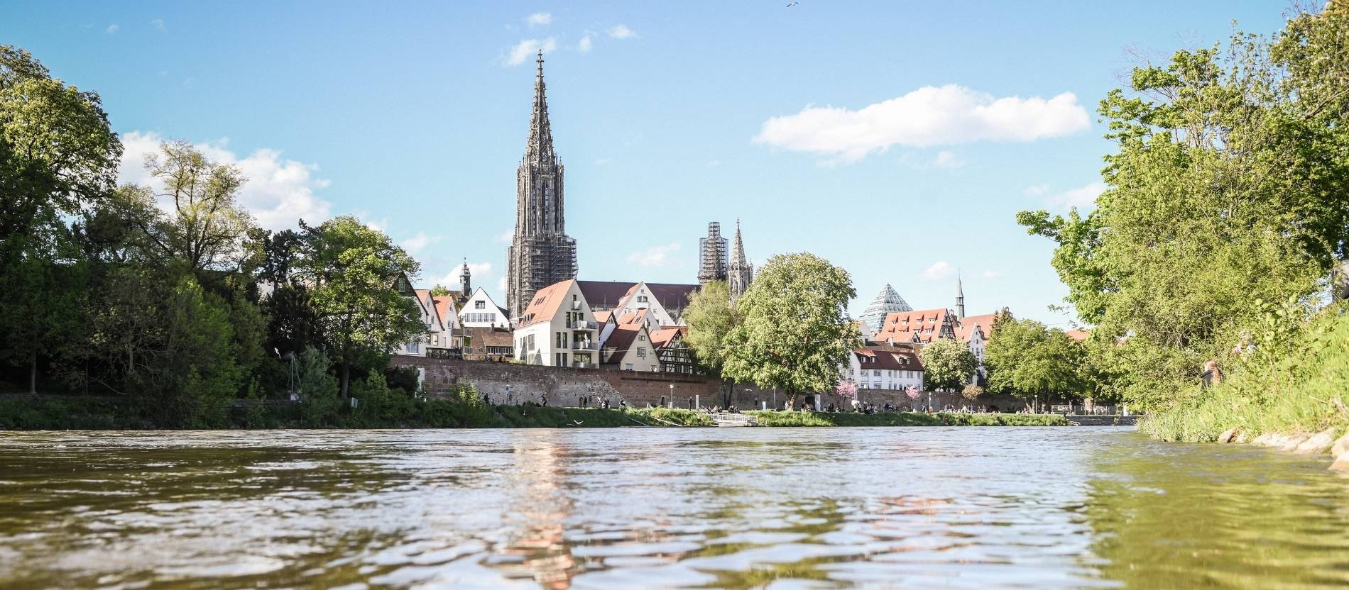Blick über die Donau auf das Münster Unserer Lieben Frau