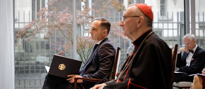 Heiko Maas und Pietro Parolin bei einem Symposium in Berlin