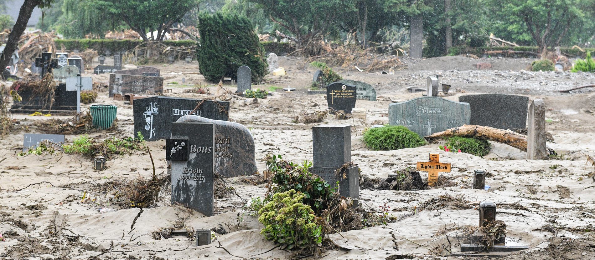 Zerstörter und mit Schlamm bedeckter Friedhof in Ahrweiler