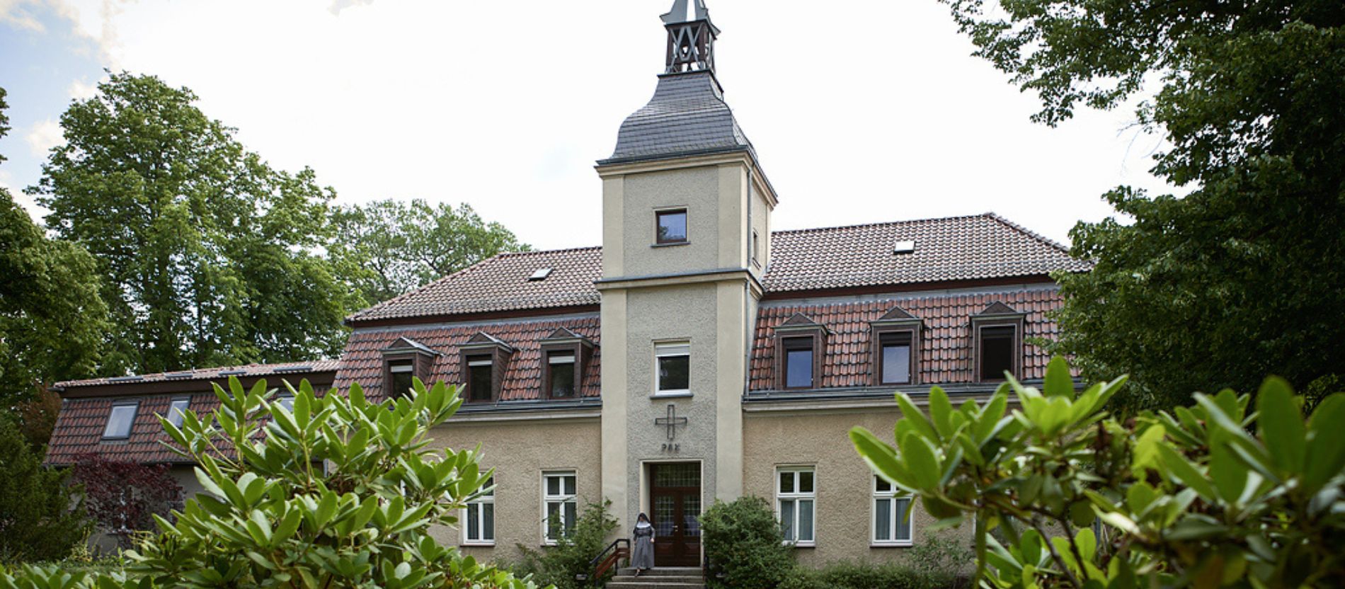 Die Abtei Sankt Gertrud, Kloster Alexanderdorf liegt mitten im Grünen. 
