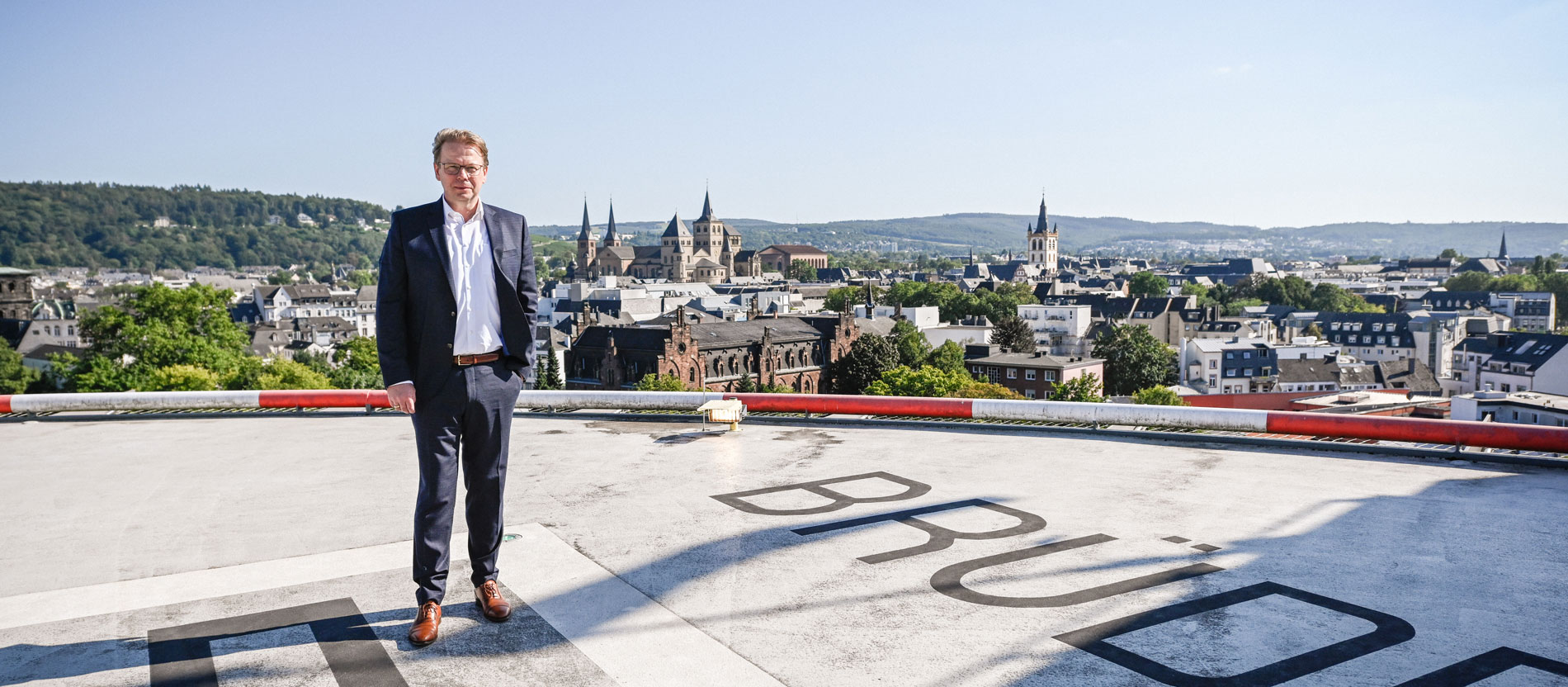 Markus Leineweber, Vorsitzender des Direktoriums des Krankenhauses der Barmherzigen Brüder Trier (BBT), am 2. September 2021 auf dem Hubschrauberlandeplatz der Klinik in Trier.