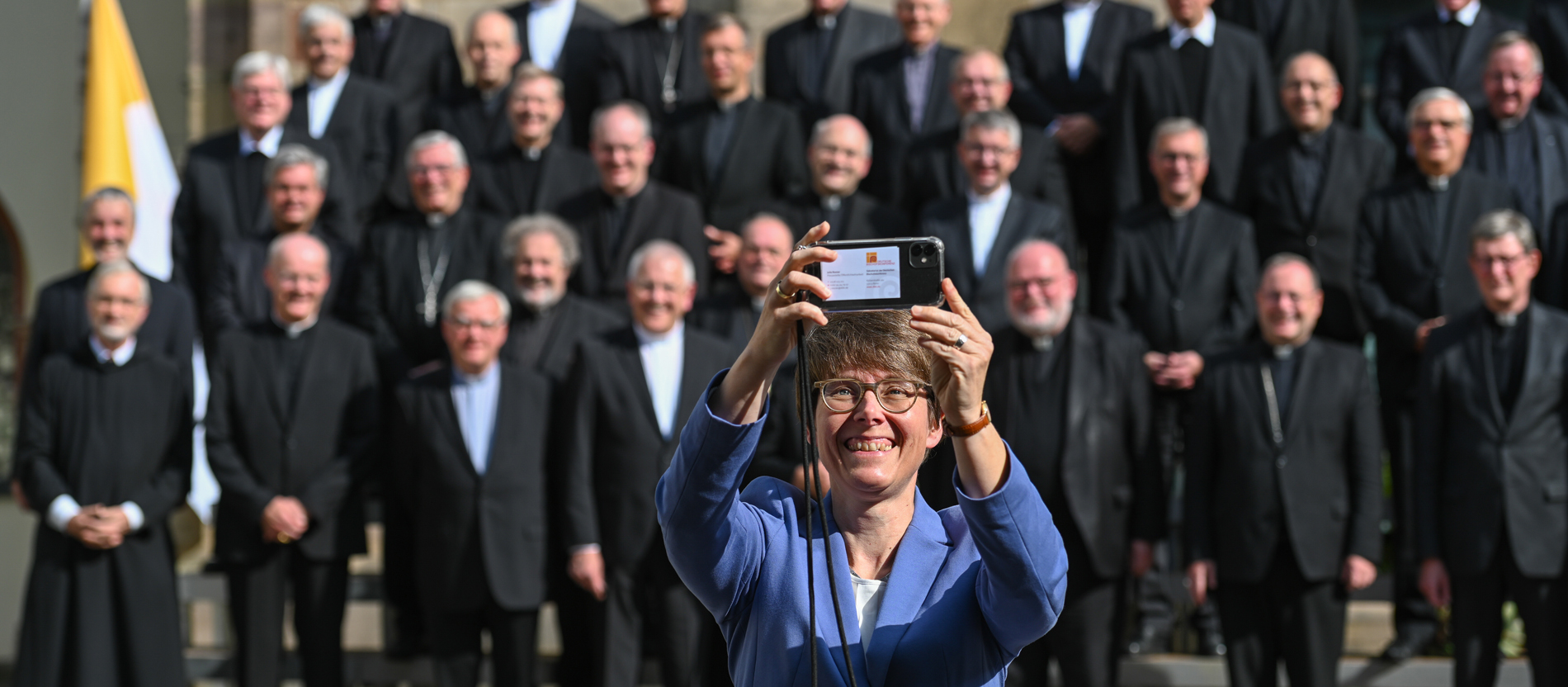Beate Gilles macht ein Selfie mit den Bischöfen