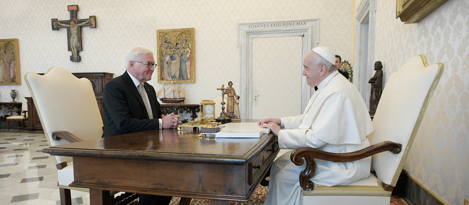 Papst Franziskus und Bundespräsident Frank-Walter Steinmeier bei einer Audienz