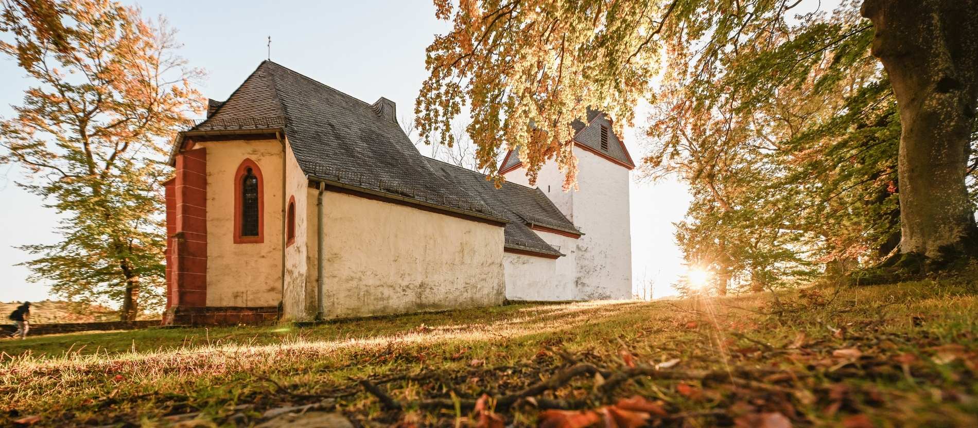 Alte Dorfkirche im Sonnenuntergang
