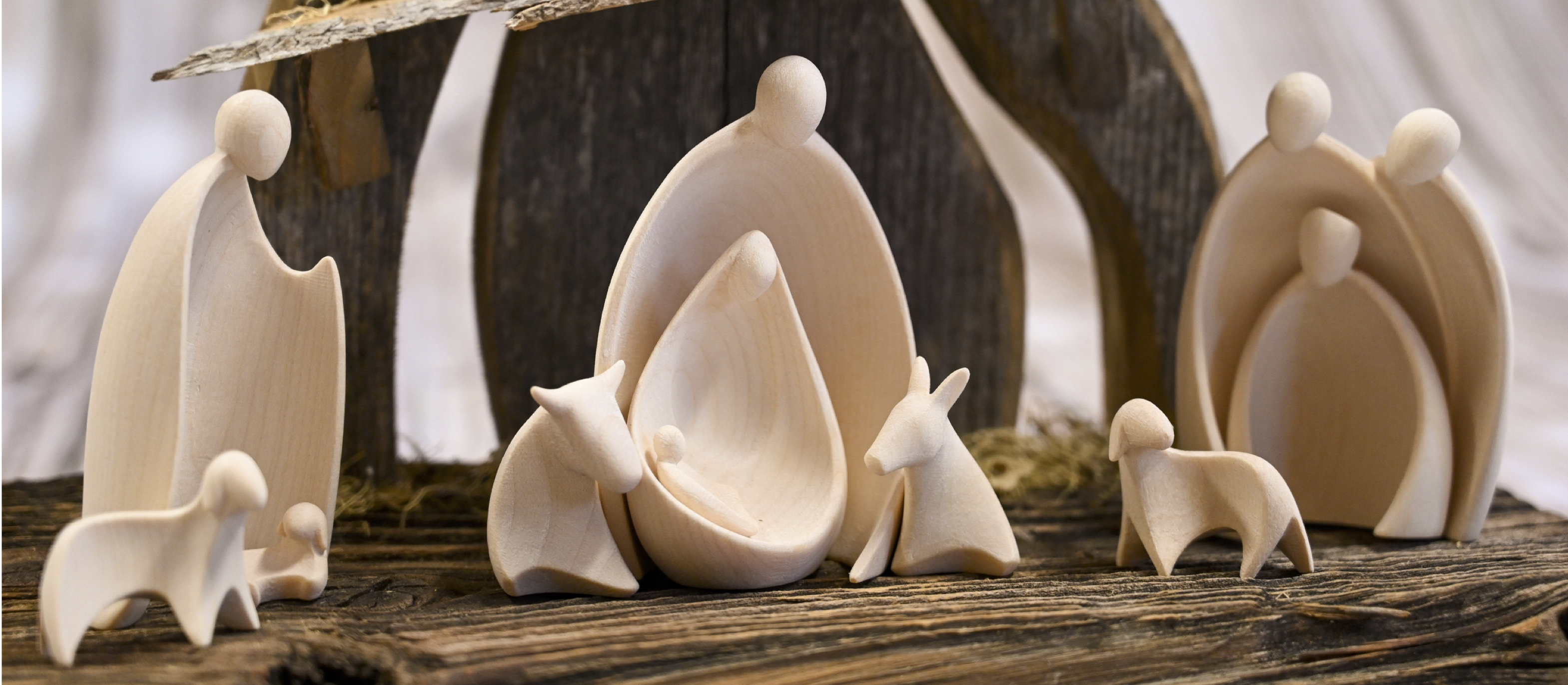 Eine Krippe aus modernen Holzfiguren