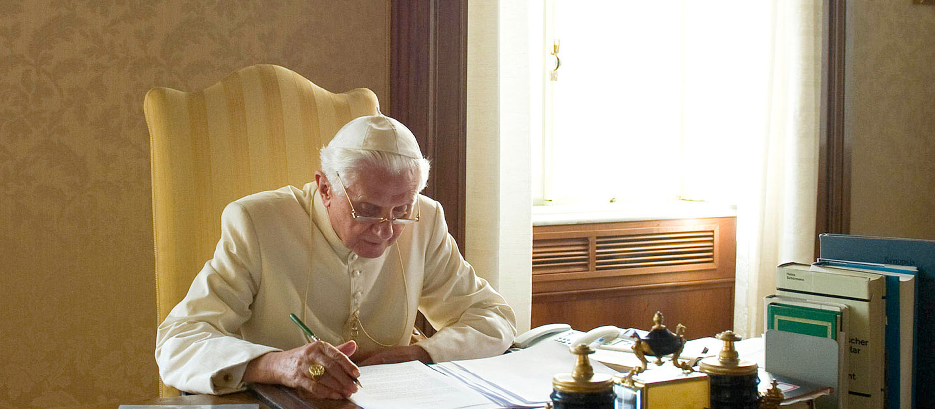Papst Benedikt XVI. schreibt am Schreibtisch