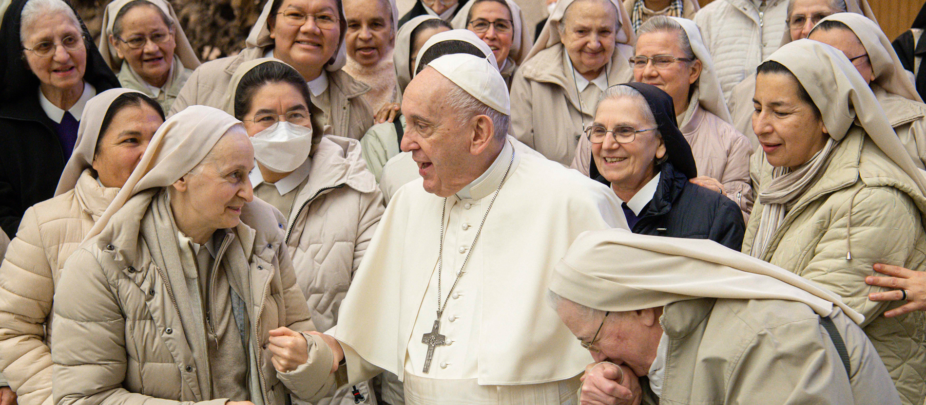 Papst Franziskus umringt von Ordensfrauen
