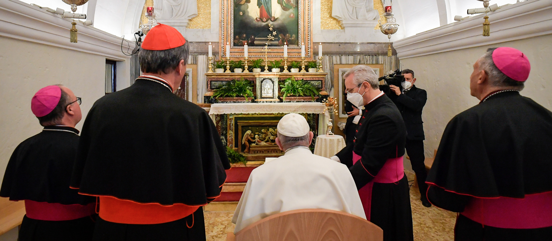 Papst Franziskus betet am in der Wallfahrtskirche Ta' Pinu in Gharb (Malta)