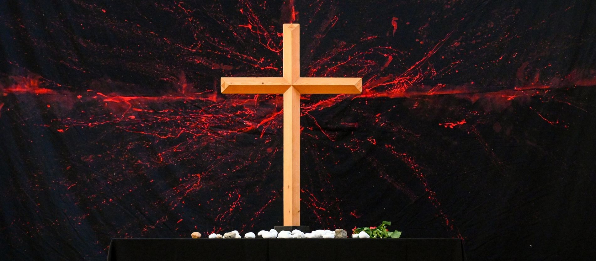 Ein Kreuz steht auf dem schwarzen Altar bei einer Karfreitagsliturgie