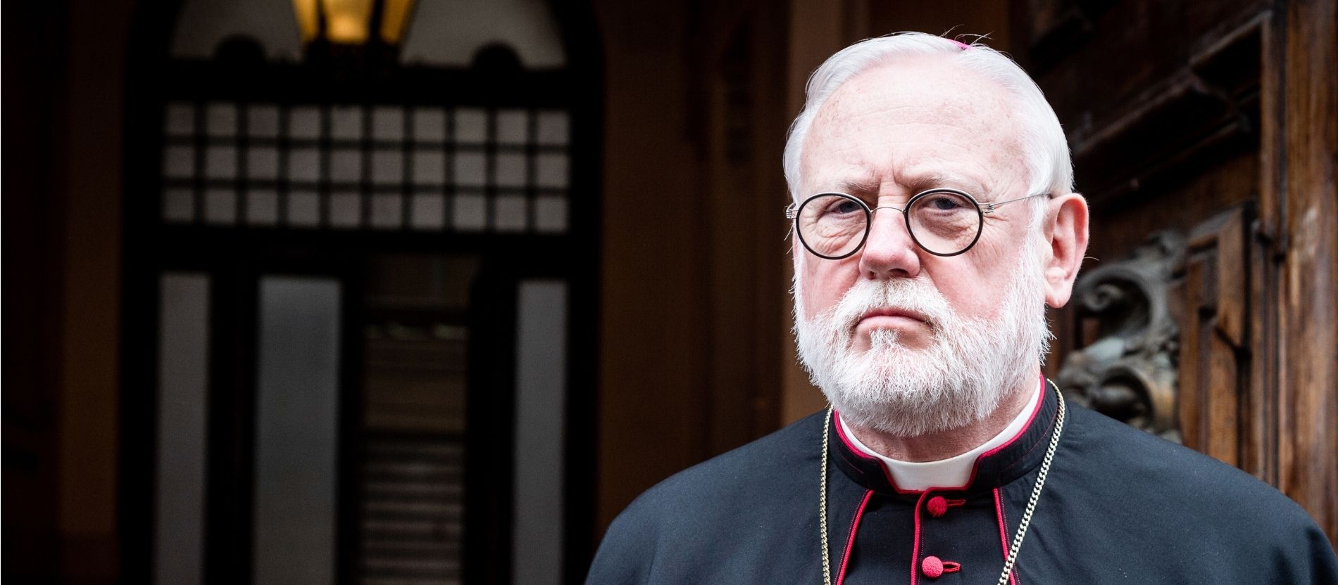 Erzbischof Paul Richard Gallagher schaut ernst in die Kamera