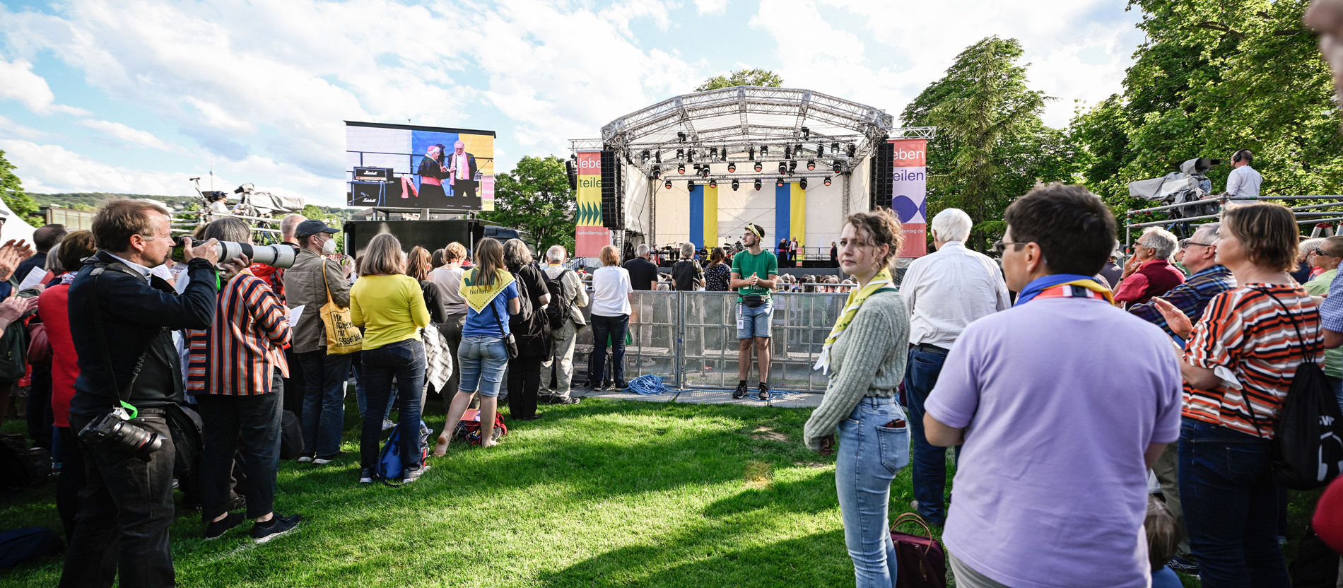 Teilnehmer schauen Richtung Podium, während des 102. Deutschen Katholikentags in Stuttgart.