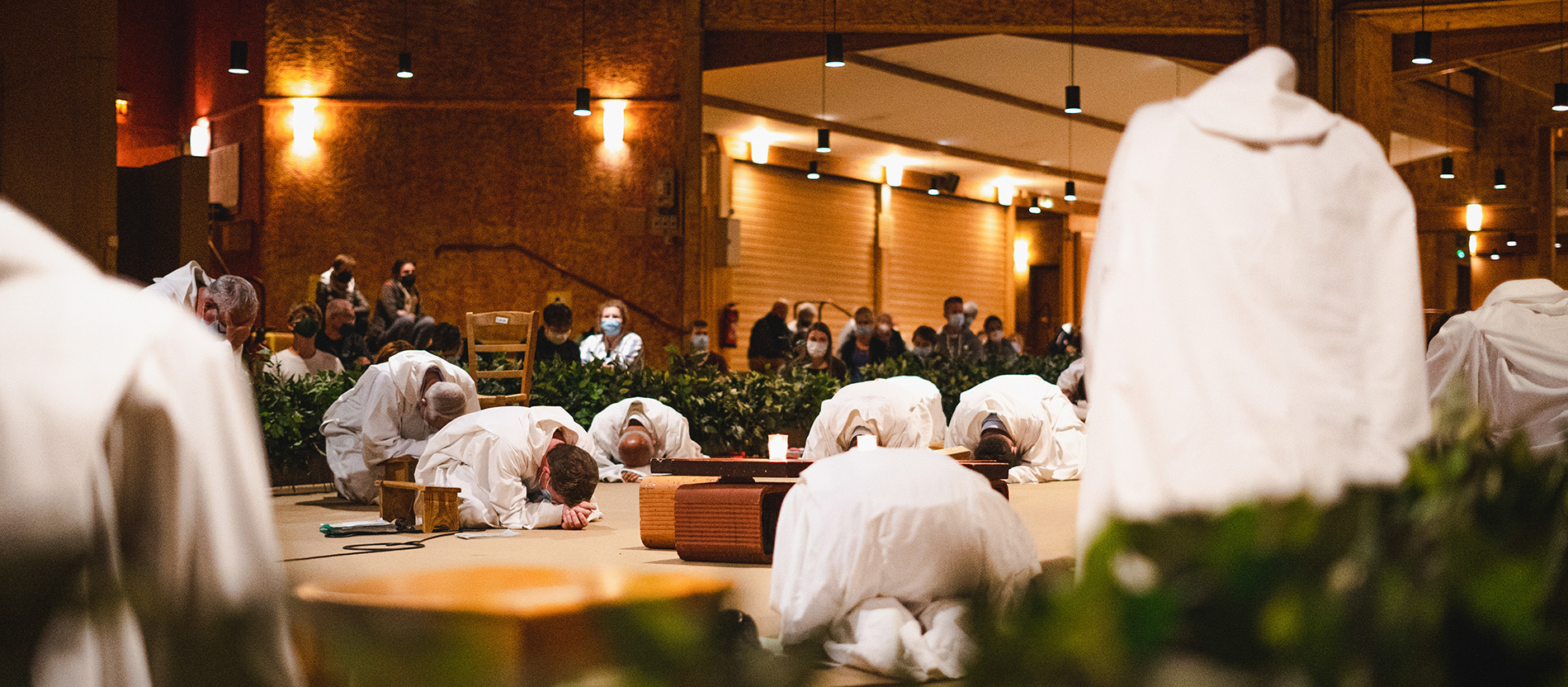 Brüder der Gemeinschaft von Taizé beim Gebet in der Kirche der Versöhnung