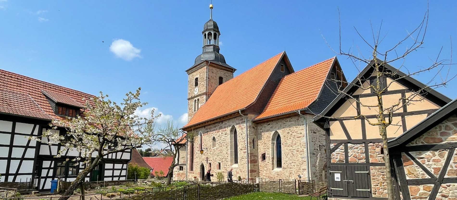 Garten der "Biotop"-Kirche von Walldorf an der Werra mit Bauerngarten und Liegebank
