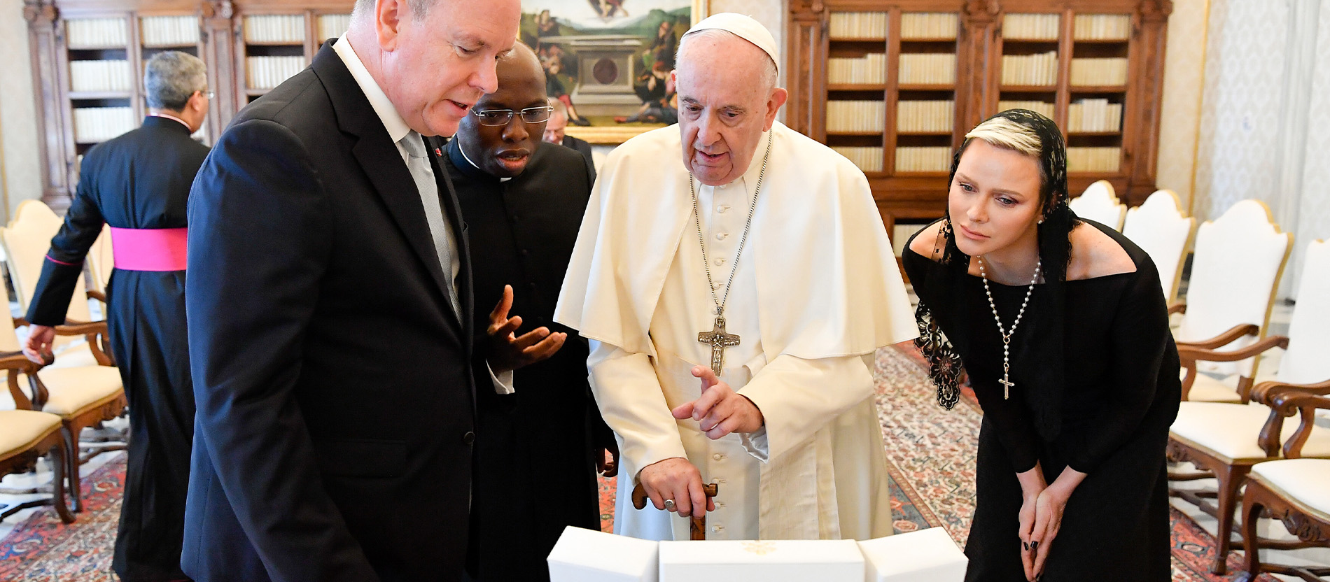 Gut erkennbar: Fürstin Charlène von Monaco hat passend zu ihrem Kleid schwarz lackierte Fingernägel. 