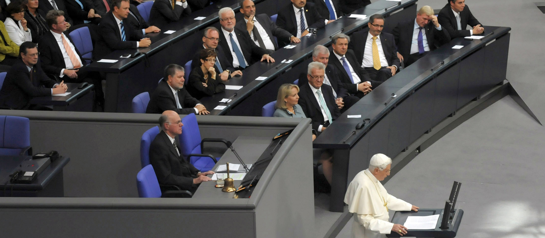Nach Köln 2005 und Bayern 2006 kommt Benedikt XVI. im Herbst 2011 zum dritten Mal in sein Heimatland. Vom 22. bis 25. September besucht das Kirchenoberhaupt Berlin, Erfurt und Freiburg. 
In der Bundeshauptstadt stehen neben einem großen Gottesdienst im Berliner Olympiastadion vor allem politische Themen auf dem Programm: Neben Treffen mit dem damaligen Bundespräsidenten Christian Wulff und Bundeskanzlerin Angela Merkel hält der Papst auch eine viel beachtete Rede vor dem Deutschen Bundestag. In Erfurt, einer der Wirkungsstätten des Reformators Martin Luther, trifft Benedikt XVI. mit Vertretern der evangelischen Kirche zusammen. Bei dem Gespräch im ehemaligen Augustinerkloster geht es um Gegenwart und Zukunft der Ökumene. Von Erfurt aus besucht der Papst auch das katholisch geprägte Eichsfeld und feiert im Wallfahrtsort Etzelsbach eine Marienvesper.
In Freiburg feiert Benedikt eine Gebetsvigil mit Jugendlichen sowie eine große Messe auf dem City-Flughafen der Stadt. Zum Abschluss hält er zudem eine mit Spannung erwartete Rede, in der er sich für eine 
