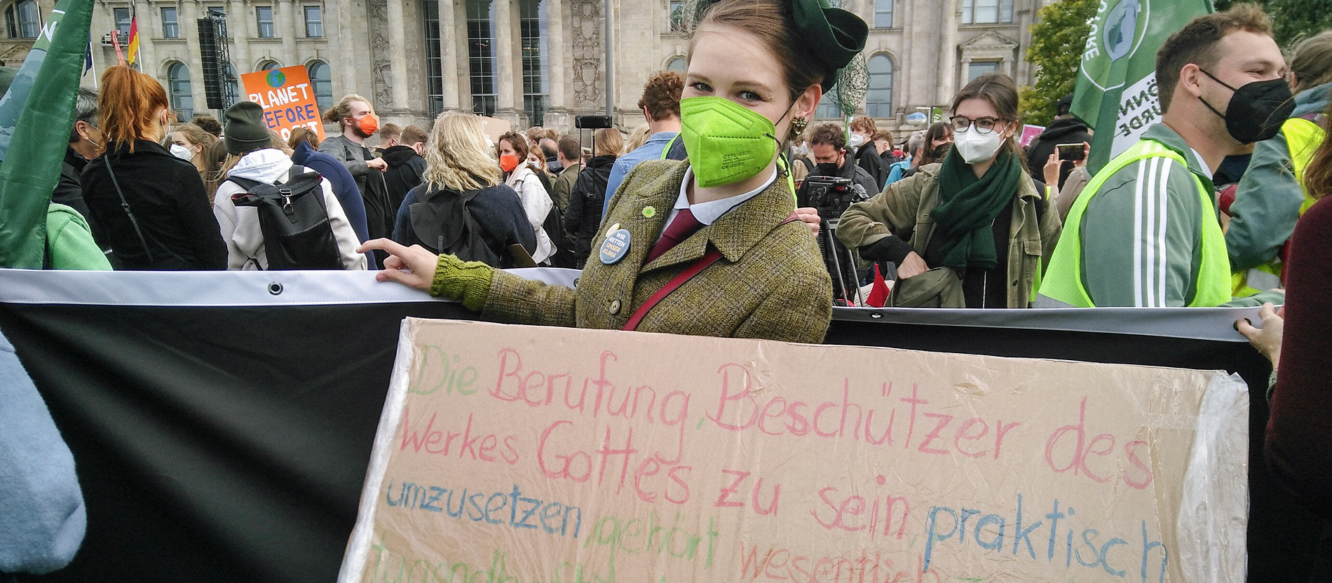 Theologin Charlotte Cremer bei einer Klimademonstration