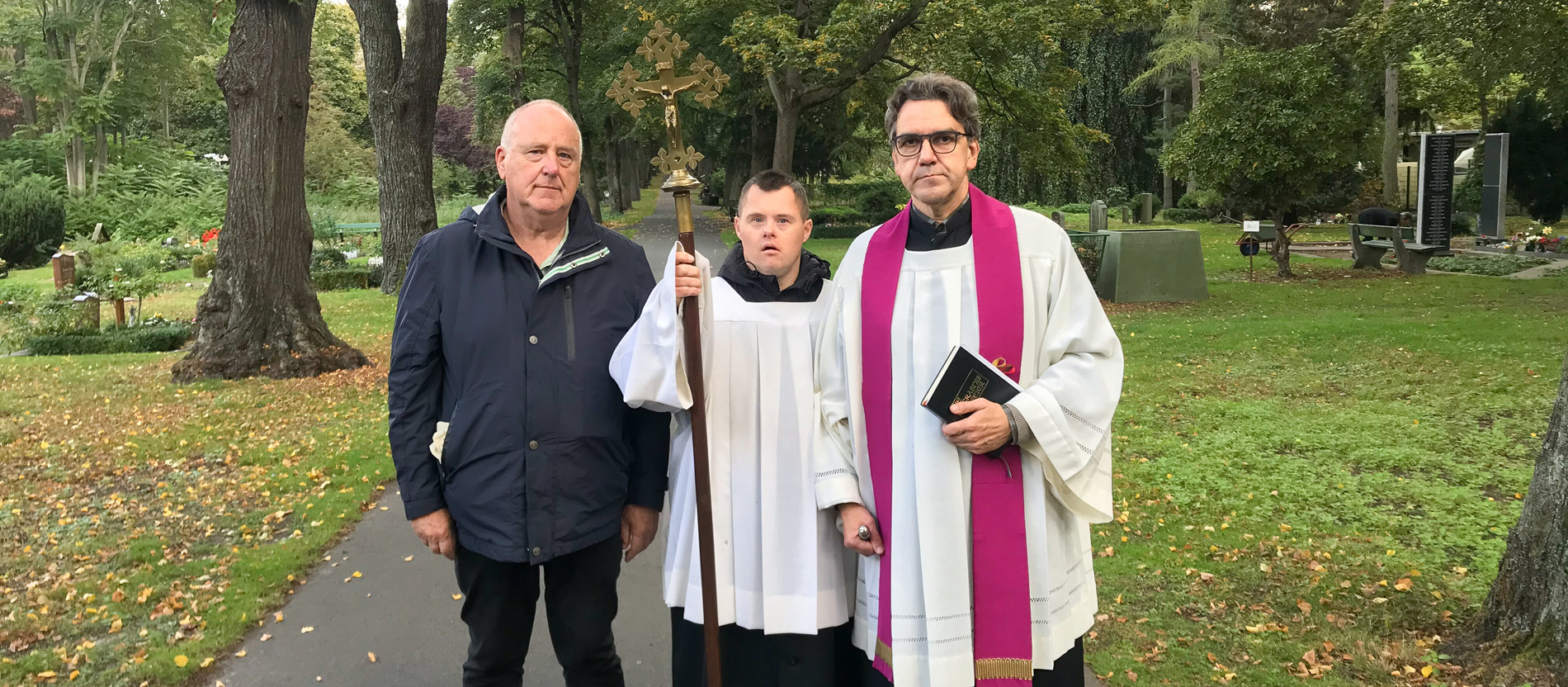 Georg Mesus (l.) und sein Sohn Johannes, als Ministrant, stehen neben Priester Thomas Treutler