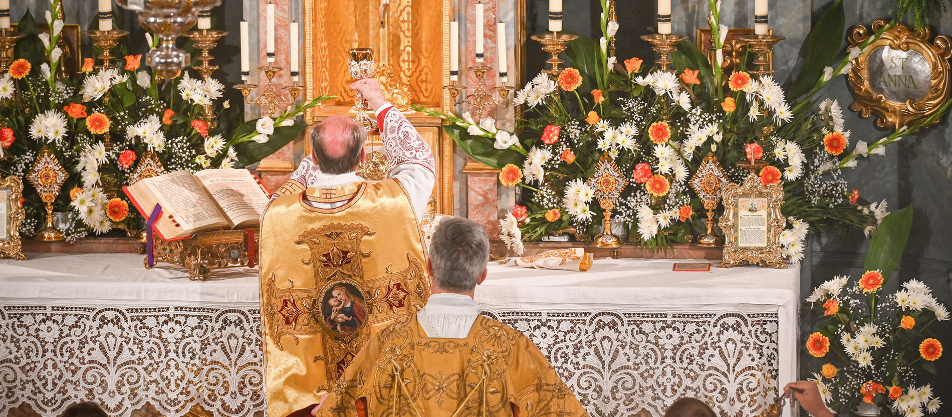 Vitus Huonder, emeritierter Bischof von Chur, steht vor dem Hochaltar und erhebt den Kelch bei einem Pontifikalamt in der Prioratskirche Mariä Himmelfahrt der Priesterbruderschaft St. Pius X. 
