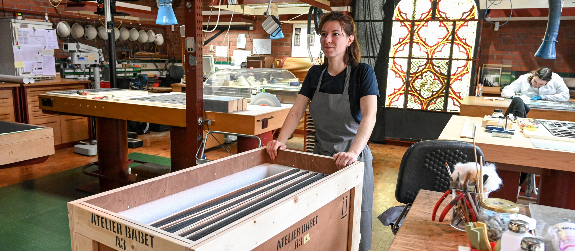 Restauratorin Élodie Schneider zieht eine Transportbox mit Glasfenstern aus der Kathedrale Notre-Dame