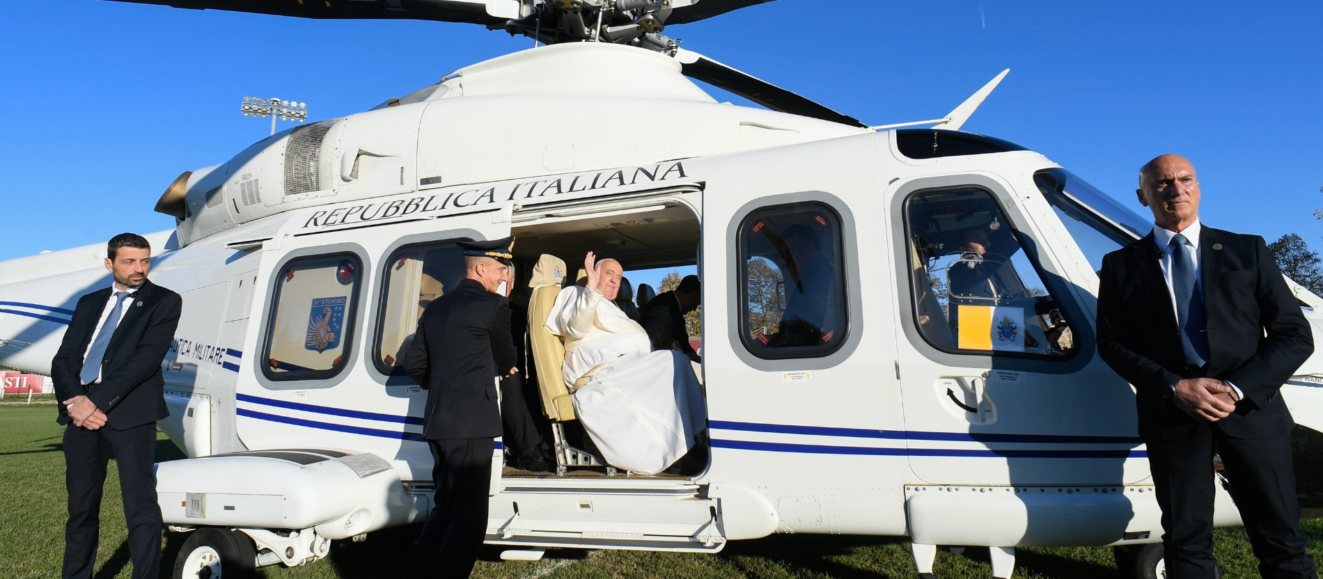Papst Franziskus winkt beim Abflug am 20. November 2022 in Asti (Italien) aus dem Hubschrauber.