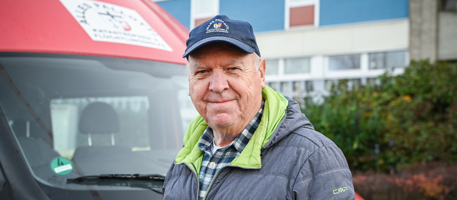 Alfred Eich vor einem roten Transporter