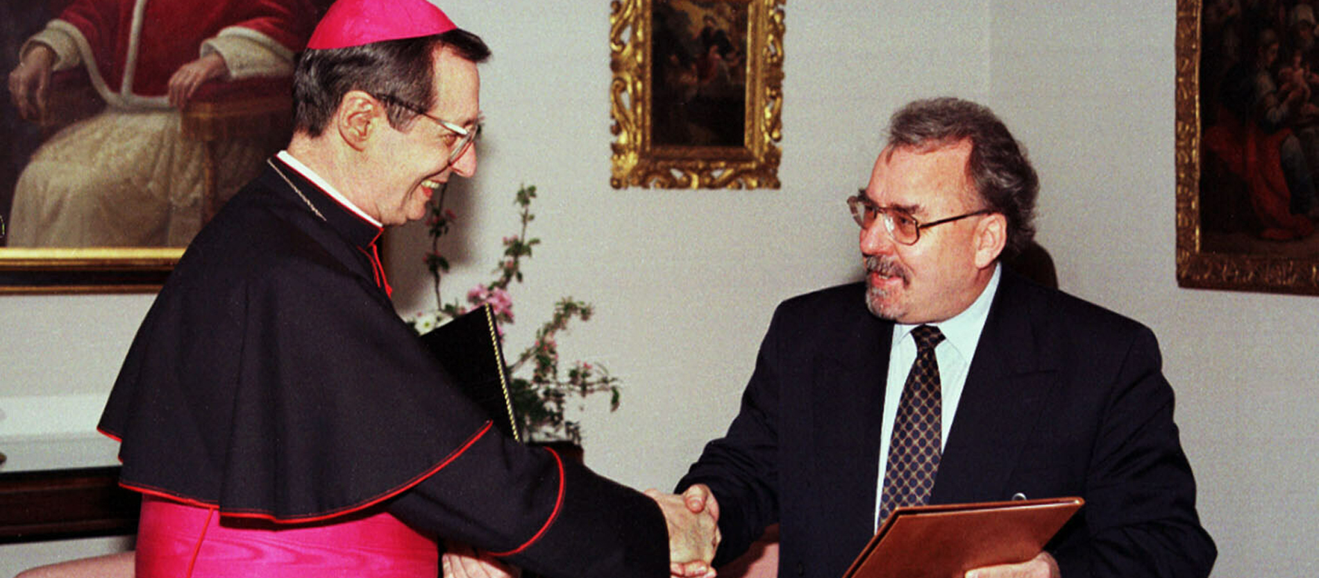 Nuntius Giovanni Lajolo und Staatssekretär Klaus Faber schütteln sich die Hand