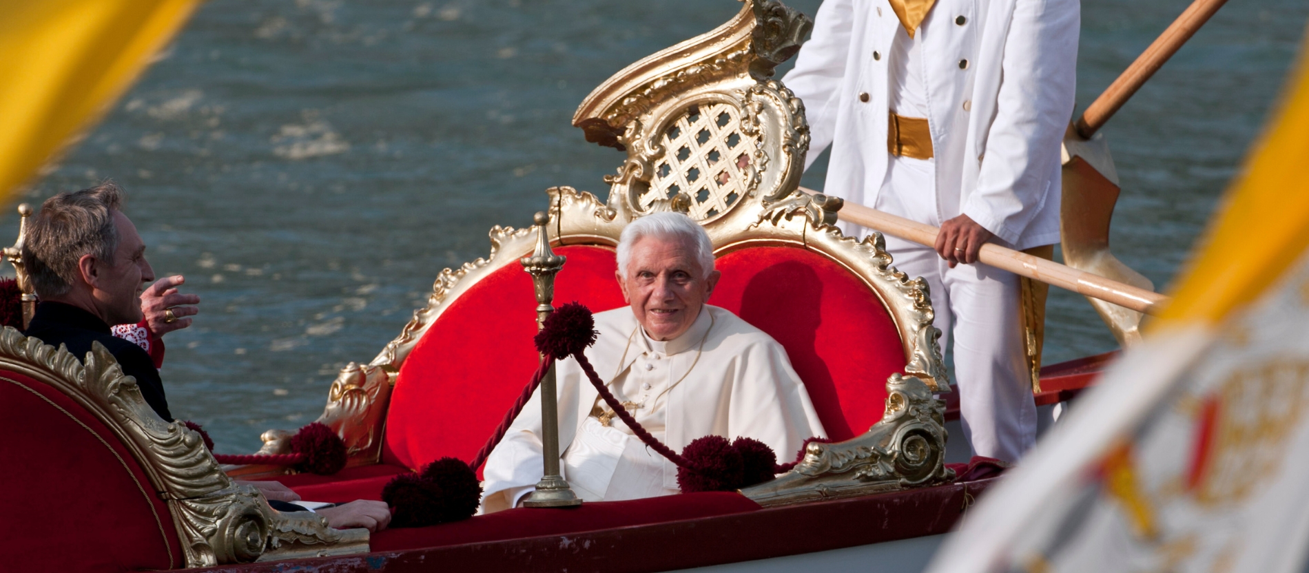 Papst Benedikt XVI. in einer Gondel auf dem Kanal Grande in Venedig am 8. Mai 2011.