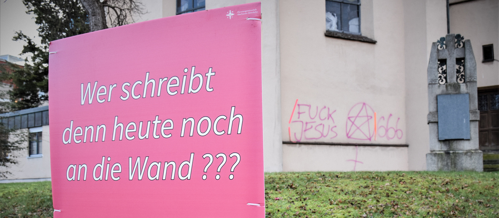 Rosa Schild mit der Aufschrift 