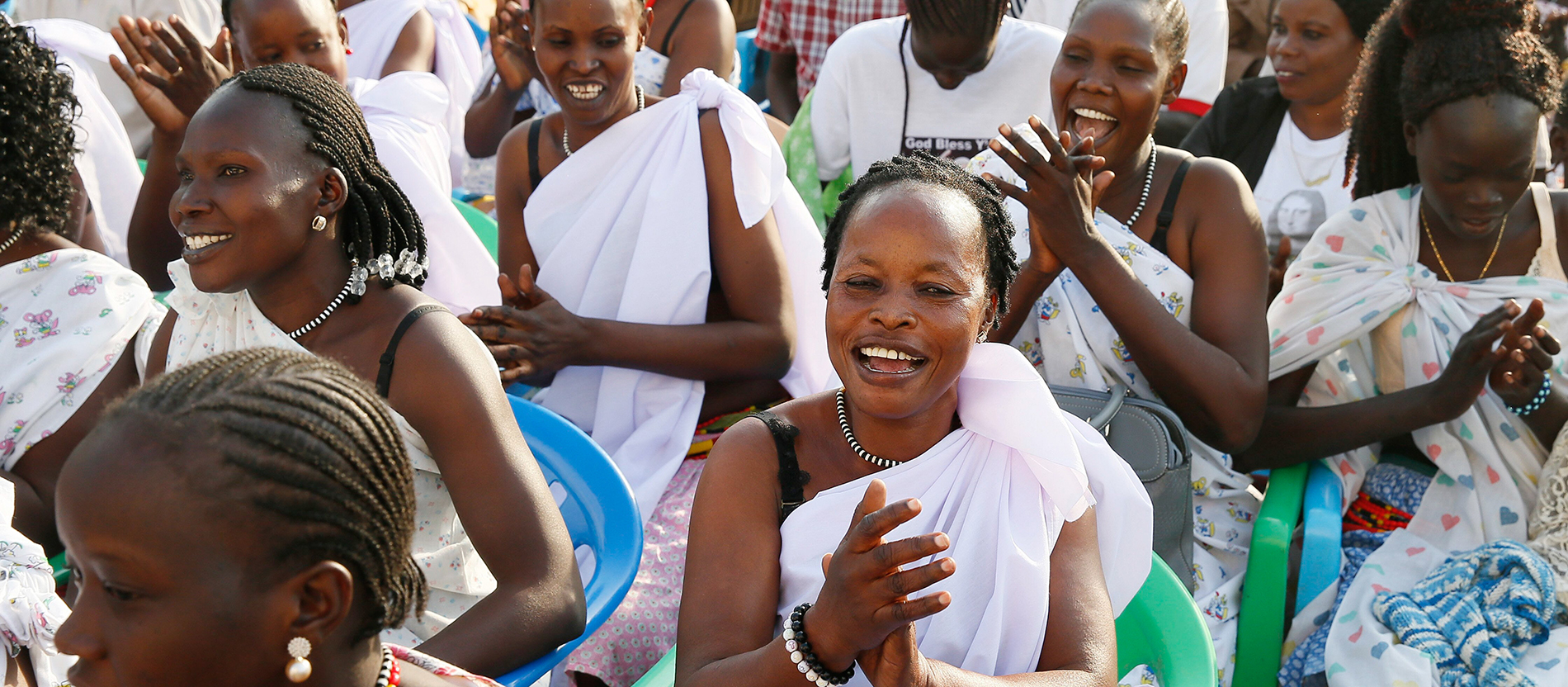 Menschen feiern und singen auf dem Platz vor der Kathedrale Saint Therese im Südsudan