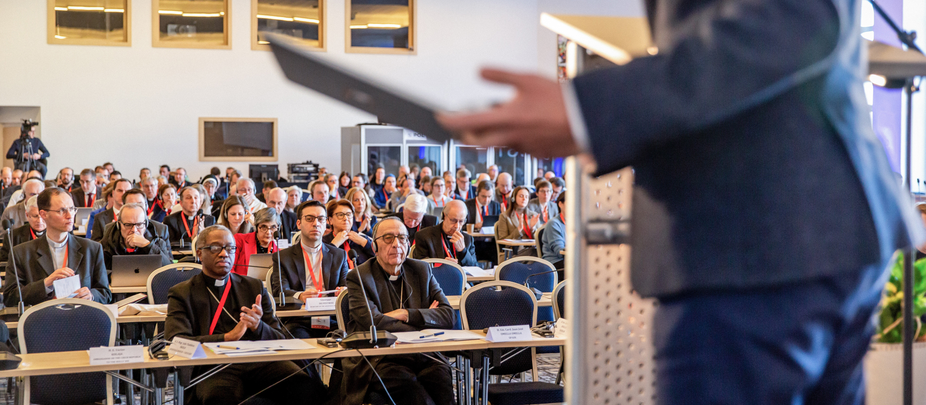 Teilnehmer während einer "Working Session" der Europa-Etappe der Weltsynode in Prag