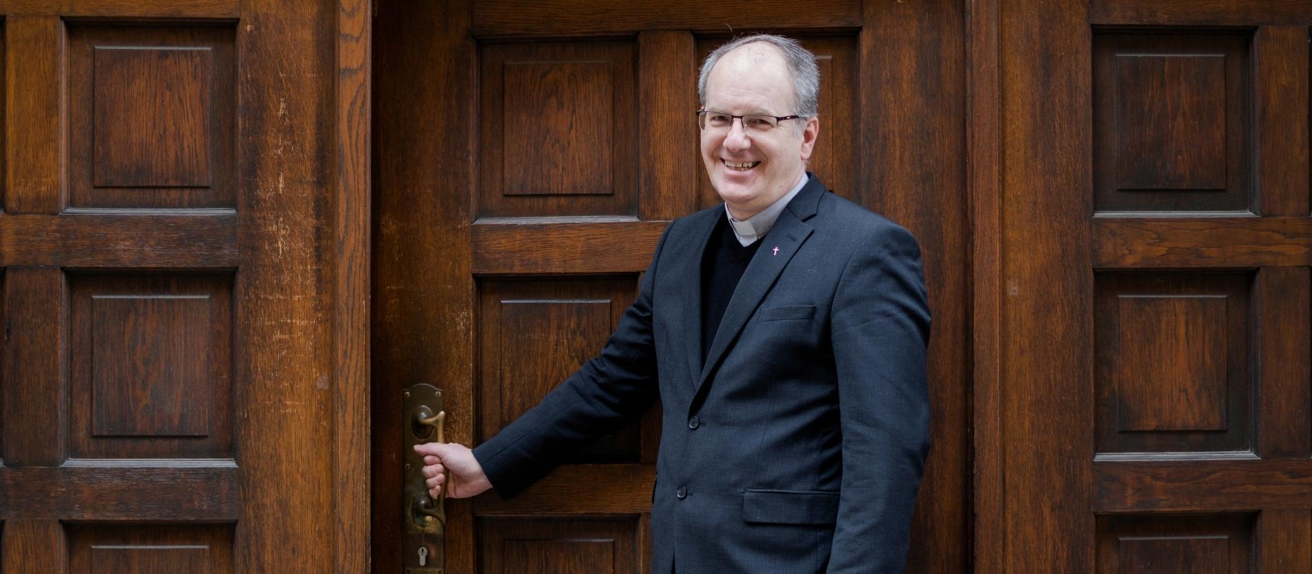 Der Freiburger Weihbischof Christian Würtz steht vor einer Tür