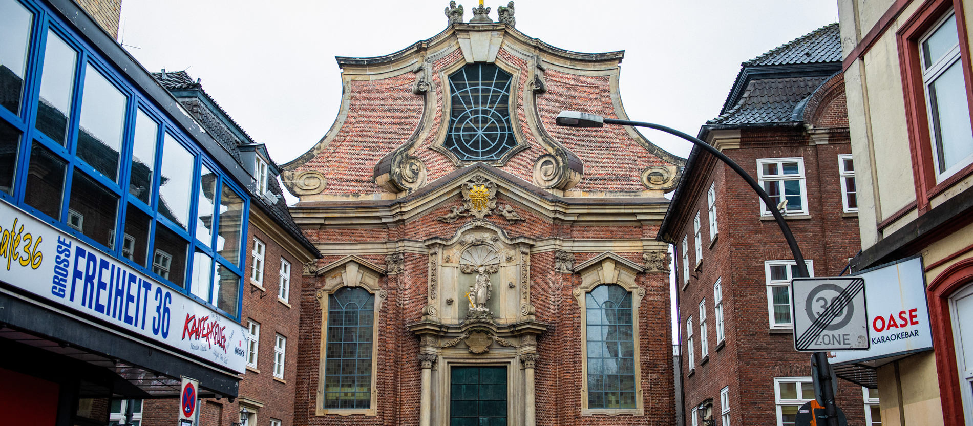 Zwischen Leuchtreklamen und Nachtclubs: die Kirche Sankt Joseph auf der Großen Freiheit in Hamburg.
