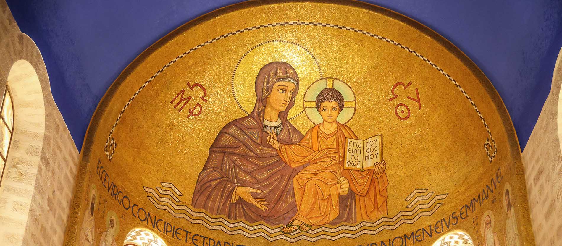 Blick in die goldene Apsis mit einer Darstellung von Maria mit dem Jesuskind in der Abteikirche Dormitio am 21. März 2023 in Jerusalem (Israel).