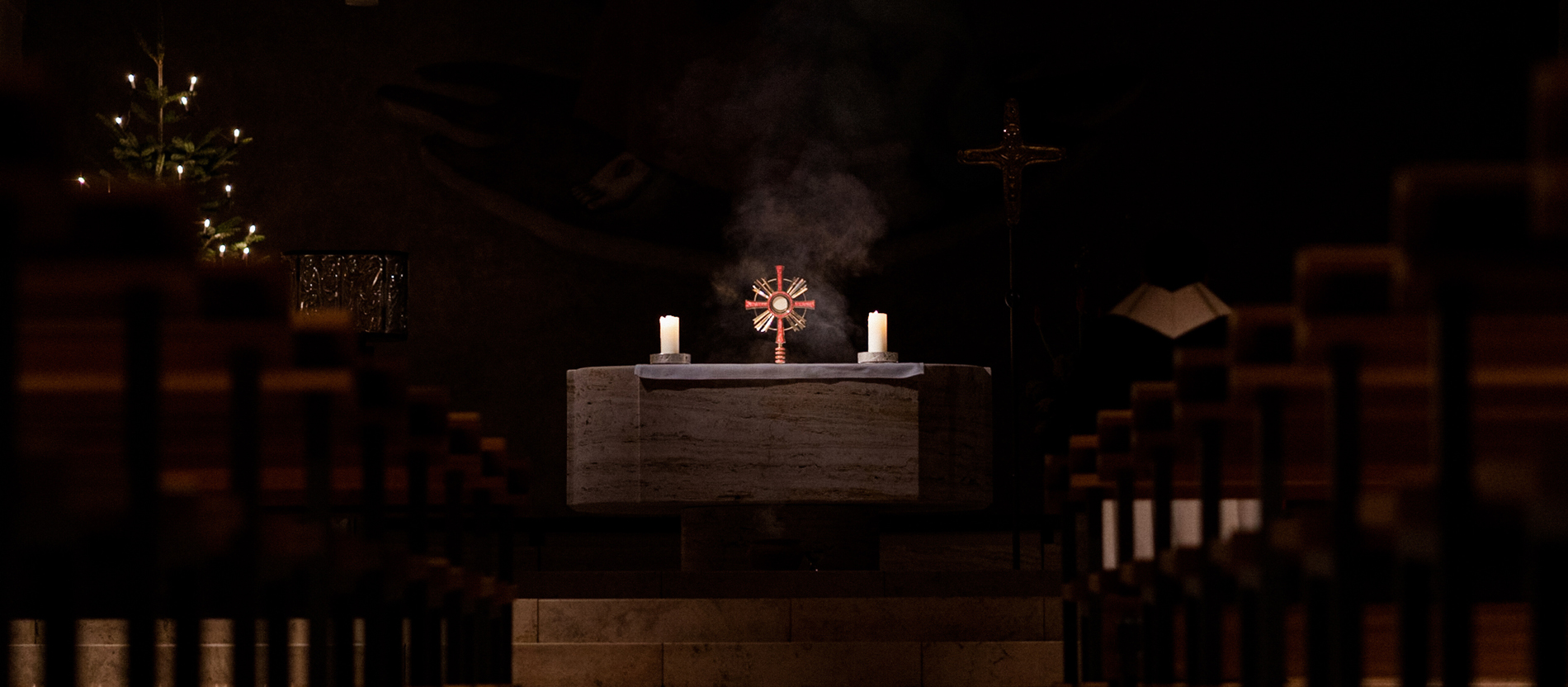 Ein Monstranz auf einem Altar