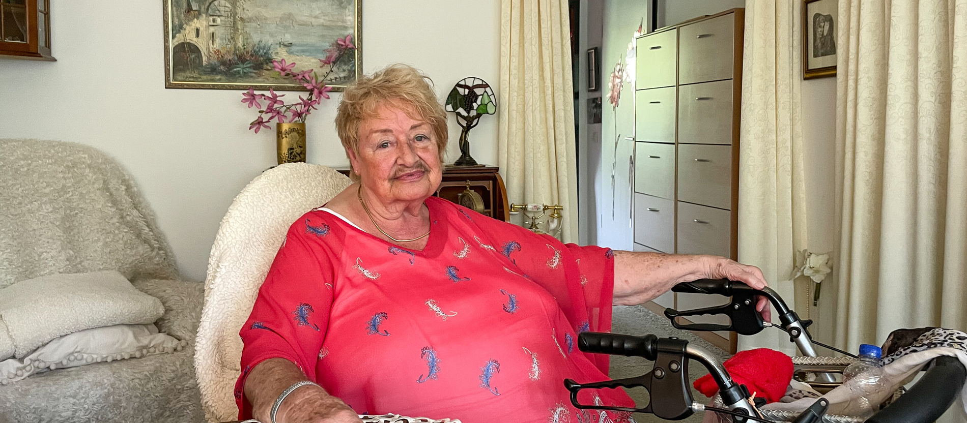 Rosemarie Lowack in ihrer Wohnung in Berlin