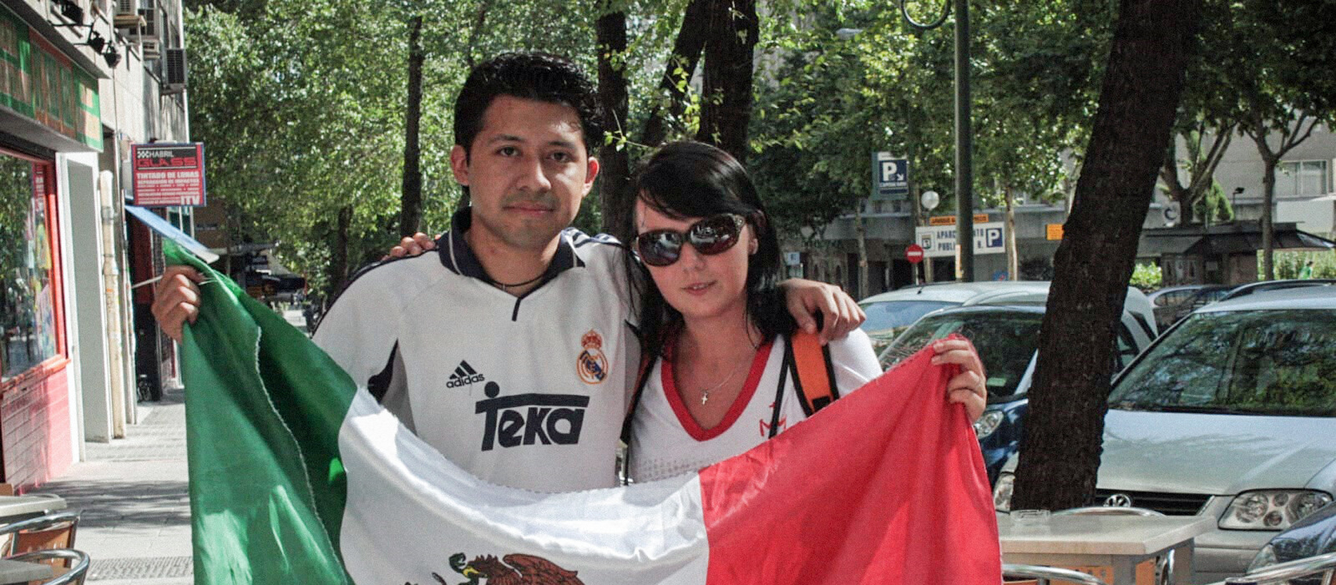 Sebastián Jiménez Resendiz und Agnieszka Piotrowski halten die mexikanische Nationalflagge beim Weltjugendtag im August 2011 in Madrid.