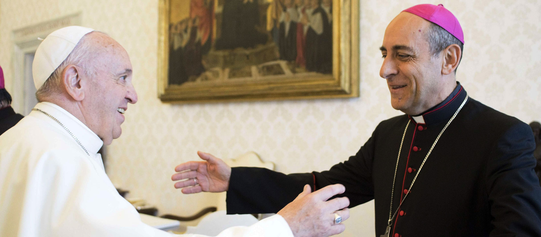 Papst Franziskus und Víctor Férnandez vor einer Umarmung