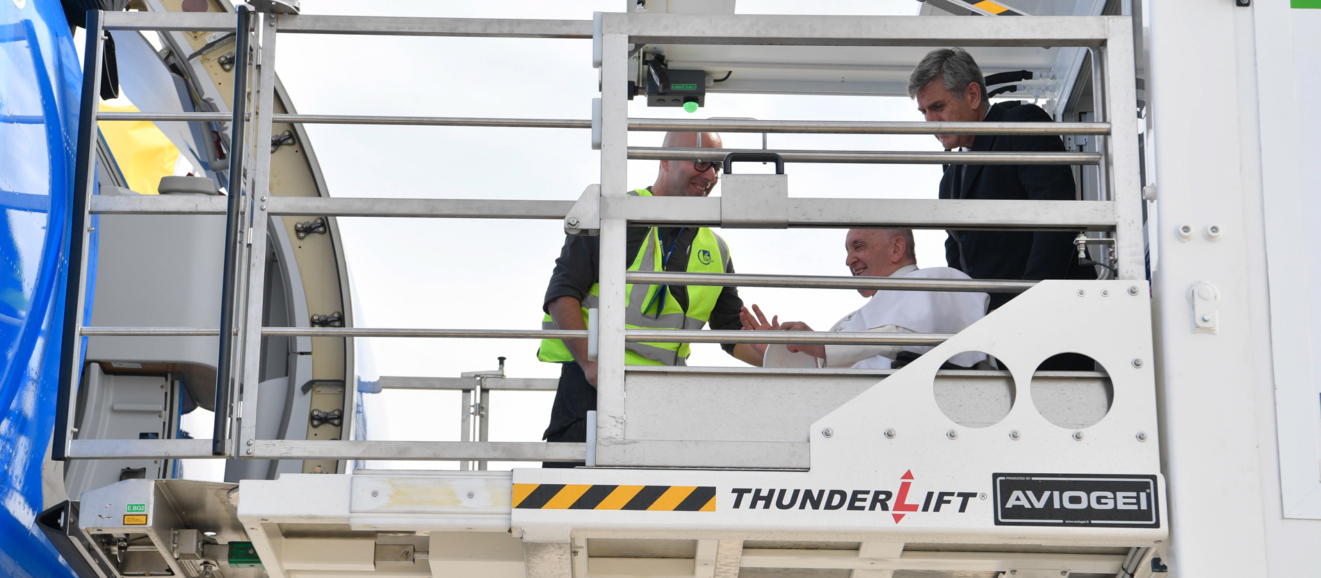 Der päpstliche Kammerdiener schiebt Papst Franziskus im Rollstuhl in ein Flugzeug