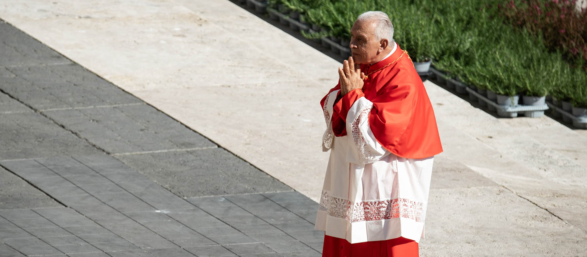 Kardinal Diego Rafael Padron Sanchez mit gefalteten Händen während des Konsistoriums am 30. September 2023 auf dem Petersplatz im Vatikan.