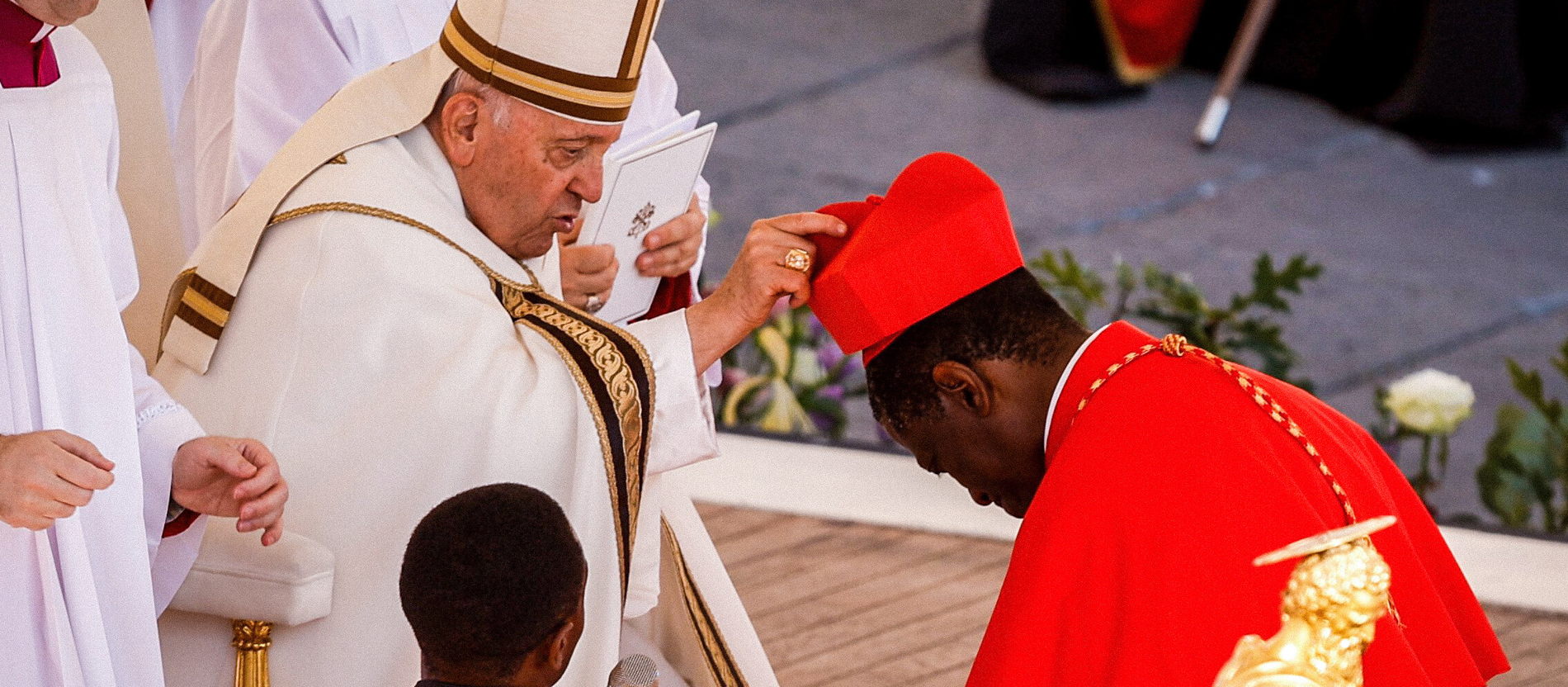 Papst Franziskus setzt Kardinal Protase Rugambwa das Birett auf