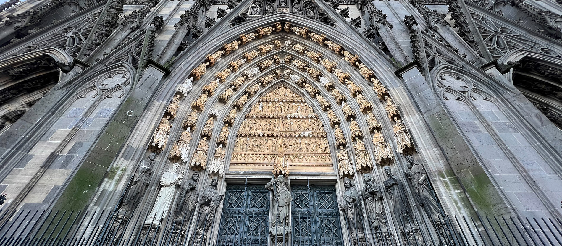 Kölner Dom: Figuren am Michaelsportal restauriert