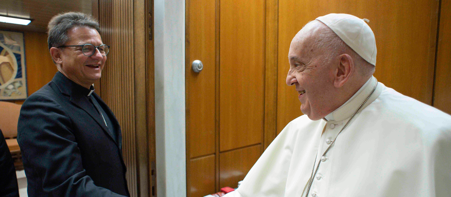 Bischof Felix Gmür und Papst Franziskus geben sich lächelnd die Hand