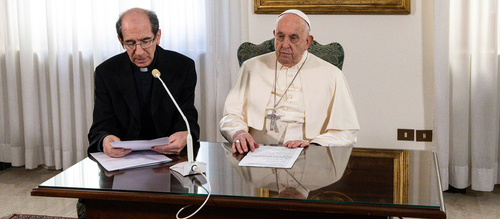 Papst Franziskus beim Angelus an einem Tisch 