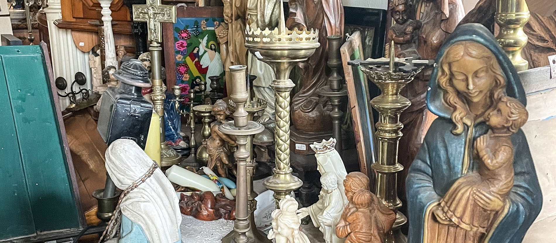 Figuren von Heiligen, Marienstatuen, und andere religiöse Gegenstände im Ladenlokal 