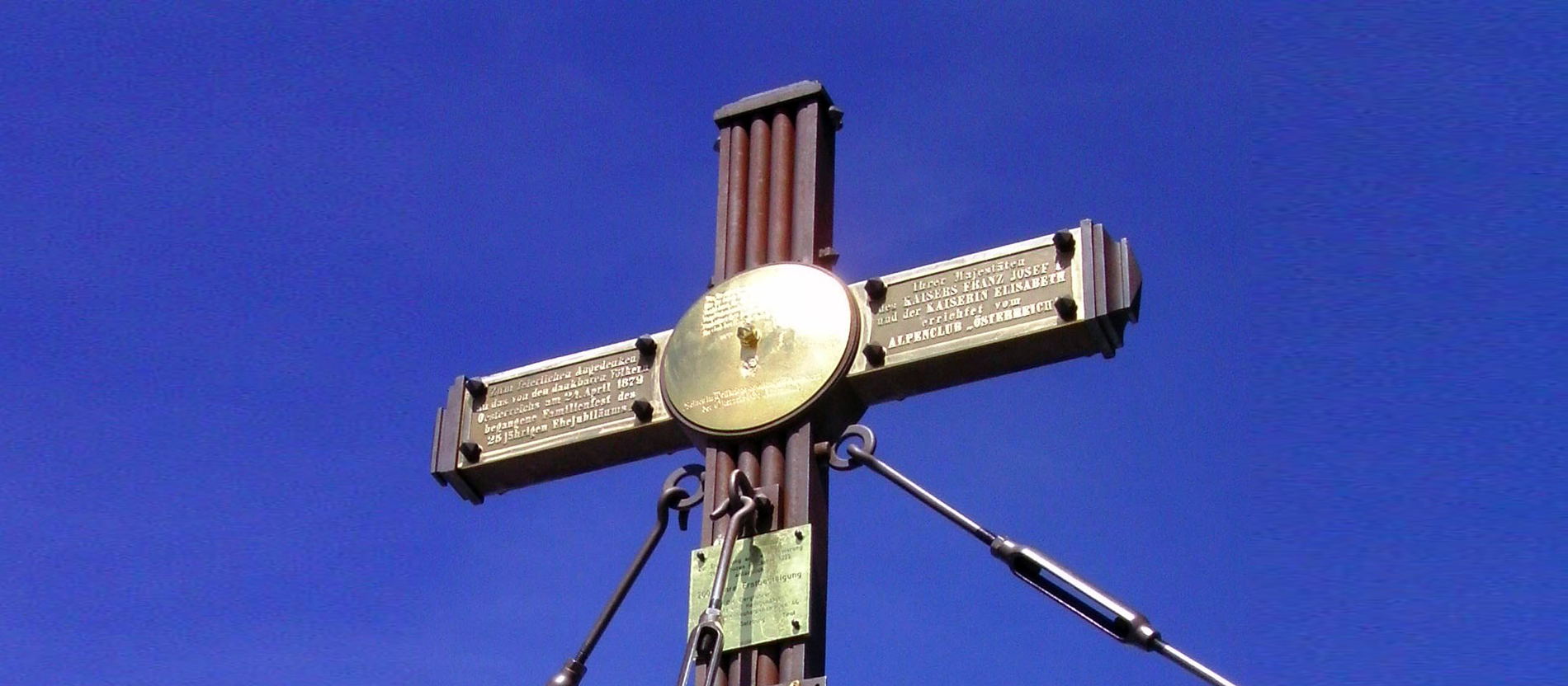 Gerade noch so vor Absturz bewahrte ein Team 2010 das Glocknerkreuz auf dem höchsten Punkt Österreichs. Vermutlich durch einen Blitzschlag waren zwei der vier Stahlseile gerissen. Mit Hilfe eines Hubschraubers konnten die Bergleute das Kreuz in letzter Minute sichern, bevor ein weiteres Unwetter über den Berg hereinbrach.
