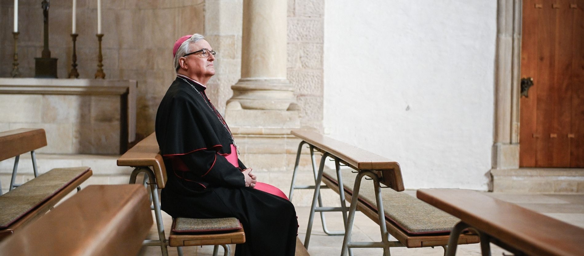 Der emeritierte Bischof Karl-Heinz Wiesemann sitzt in einer Kirchenbank im Speyerer Dom