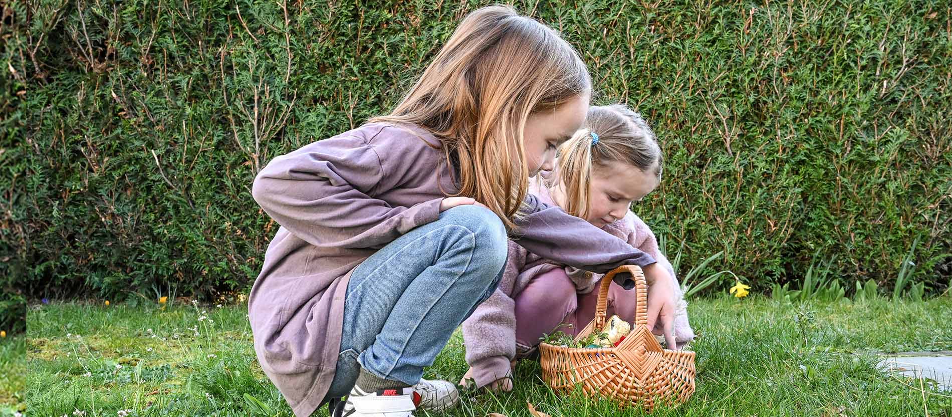Geschwister suchen Ostereier